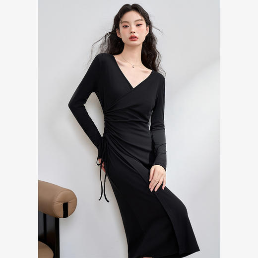 西遇法式V领连衣裙女秋季新款轻熟气质高级感开叉黑色长裙D3742628 商品图0