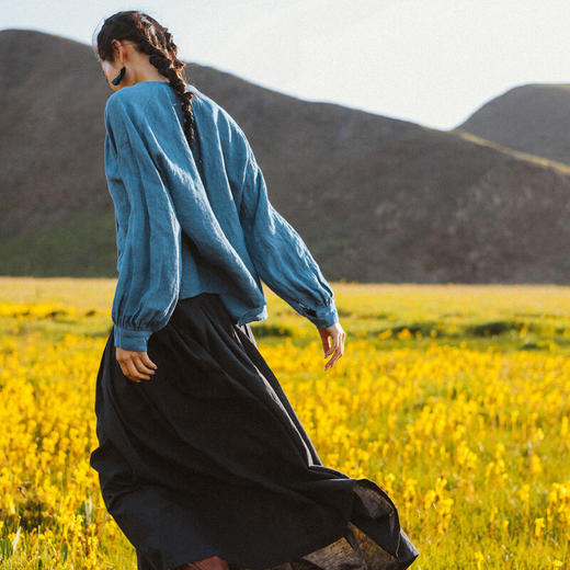绽放旅行女装618朵/亚麻灯笼袖小碎褶圆领半开门襟落肩长袖衬衫 商品图3
