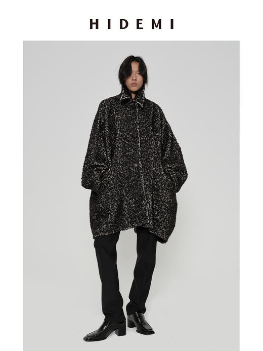 HIDEMI 【孟子义同款】极简大廓形伞状澳毛粗花呢花纱全羊毛翻领落肩厚款纽扣大衣 芝麻黑灰/奶油灰 商品图0