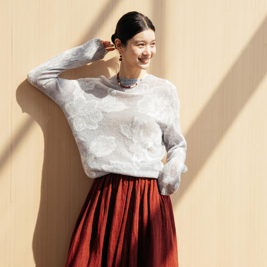 绽放旅行女装555朵/早秋圆领细腻花纹微透感宽松舒适灰色套头毛衫 商品图0