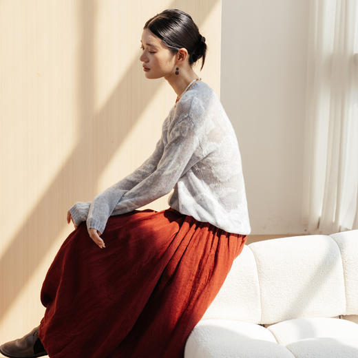 绽放旅行女装555朵/早秋圆领细腻花纹微透感宽松舒适灰色套头毛衫 商品图1