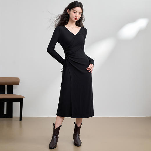 西遇法式V领连衣裙女秋季新款轻熟气质高级感开叉黑色长裙D3742628 商品图1