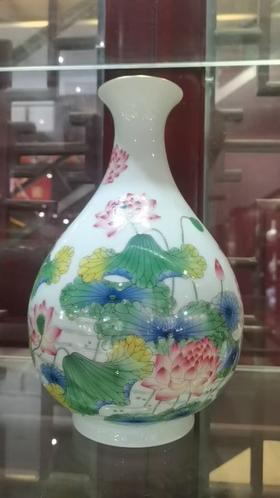 粉彩荷花纹玉壶春