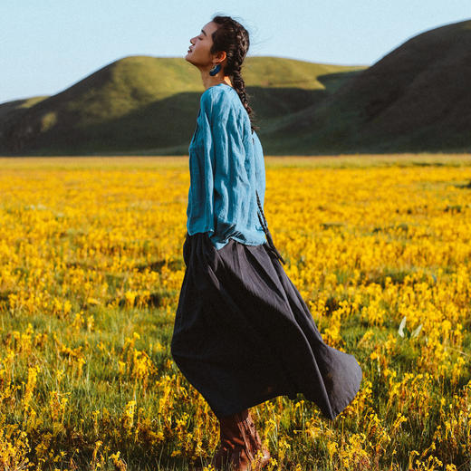 绽放旅行女装618朵/亚麻灯笼袖小碎褶圆领半开门襟落肩长袖衬衫 商品图1