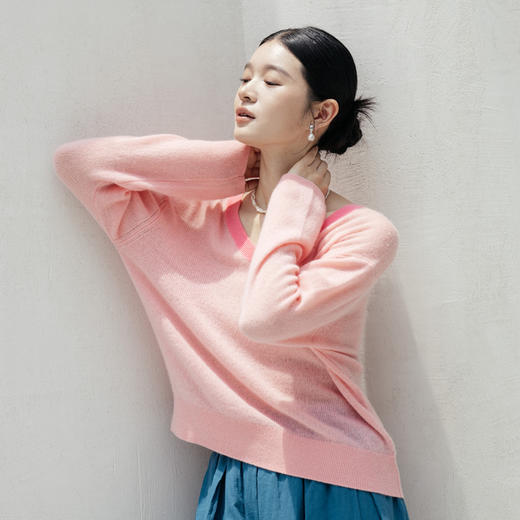 绽放旅行女装550朵/早秋重磅山羊绒v领撞色领口拼接套头针织衫 商品图1