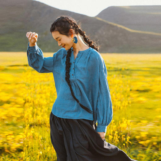 绽放旅行女装618朵/亚麻灯笼袖小碎褶圆领半开门襟落肩长袖衬衫 商品图0