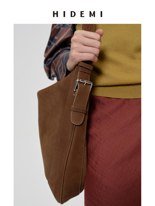 HIDEMI 【辛芷蕾同款】进口磨砂荔枝牛皮经典半月形可调节肩带式马蹄包 做旧黑/雾霾灰/卡其色 商品图10