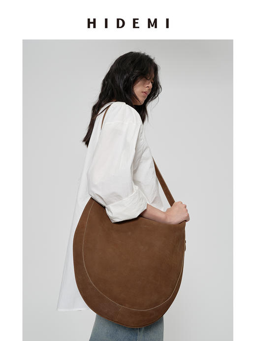 HIDEMI 【辛芷蕾同款】进口磨砂荔枝牛皮经典半月形可调节肩带式马蹄包 做旧黑/雾霾灰/卡其色 商品图9