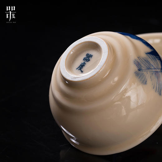 问鼎器度汝窑鹅黄青花闲意杯（芭蕉锦鸡）闲意杯（芙蓉锦鸡）（缺货）闲意杯（锦鳞碧波）（缺货）闲意杯（藤萝萦萦）（缺货） 商品图3