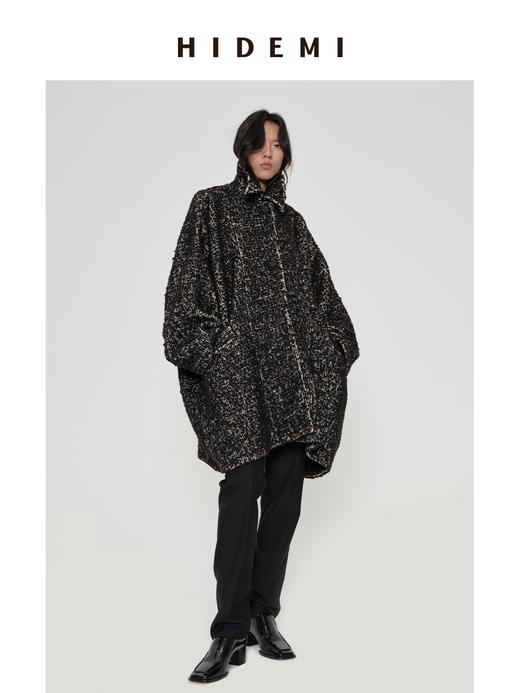 HIDEMI 【孟子义同款】极简大廓形伞状澳毛粗花呢花纱全羊毛翻领落肩厚款纽扣大衣 芝麻黑灰/奶油灰 商品图8