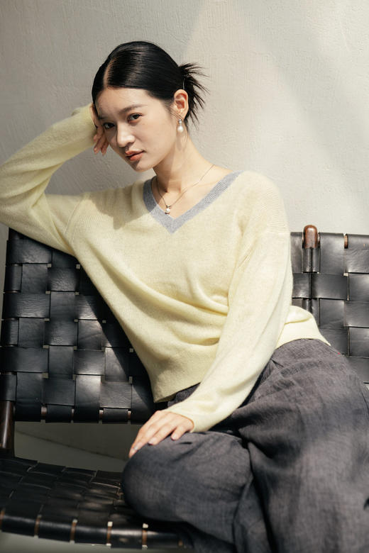 绽放旅行女装550朵/早秋重磅山羊绒v领撞色领口拼接套头针织衫 商品图5