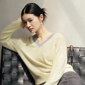 绽放旅行女装550朵/早秋重磅山羊绒v领撞色领口拼接套头针织衫