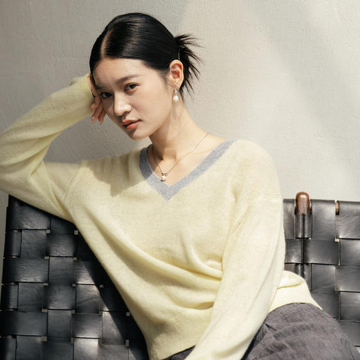 绽放旅行女装550朵/早秋重磅山羊绒v领撞色领口拼接套头针织衫 商品图0