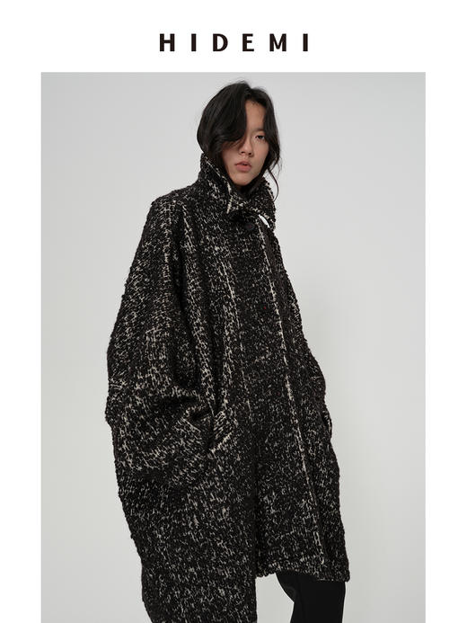 HIDEMI 【孟子义同款】极简大廓形伞状澳毛粗花呢花纱全羊毛翻领落肩厚款纽扣大衣 芝麻黑灰/奶油灰 商品图11