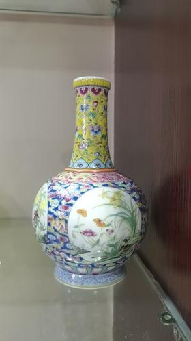 开窗四季花卉纹瓶