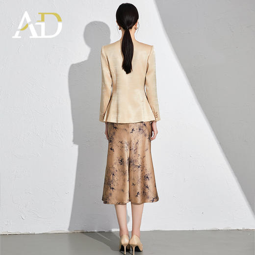 气质知性名媛卡其色天丝缎面国风印花焦糖色鱼尾裙西装套装两件套 商品图4