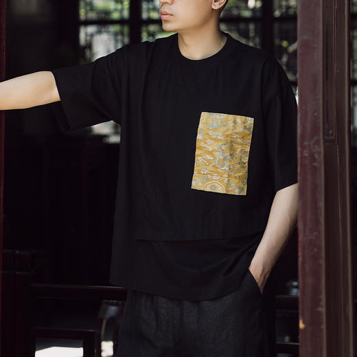 荷言GL 春色染新中式黑色棉短袖拼接真丝龙纹宋锦男装上衣（答谢会） 商品图1