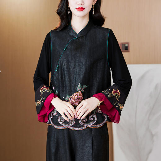 KQL422H2393 国风复古重工刺绣马甲女秋季新款人丝香云纱中式立领背心女 商品图3