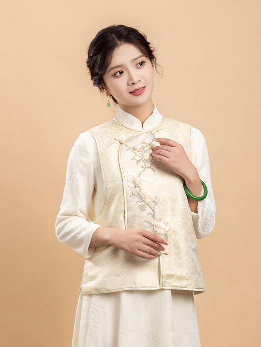 荷言HEYEN 荻花秋色 织金宋锦丝毛拼接琵琶襟刺绣新中式一字扣马甲高级定制 商品图2