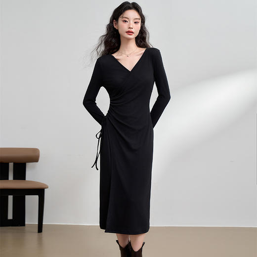 西遇法式V领连衣裙女秋季新款轻熟气质高级感开叉黑色长裙D3742628 商品图3