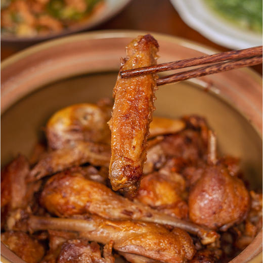 手工现做姜母鸭 | 20年老手艺鲜鸭现烹 一鸭一砂锅 温而不燥 滋而不腻 一口爆汁脱骨 香糯入味 好吃不上火 美味到姜都吃完 色浓而香醇 商品图4