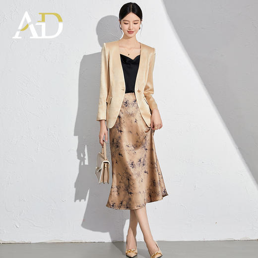 气质知性名媛卡其色天丝缎面国风印花焦糖色鱼尾裙西装套装两件套 商品图1