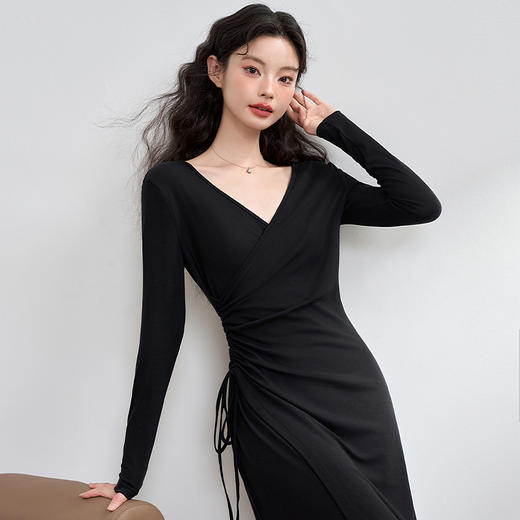 西遇法式V领连衣裙女秋季新款轻熟气质高级感开叉黑色长裙D3742628 商品图2