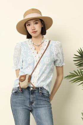 L.Fleuri 蓝色V领蕾丝花边拼接上衣 16825