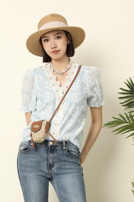 L.Fleuri 蓝色V领蕾丝花边拼接上衣 16825 商品图0