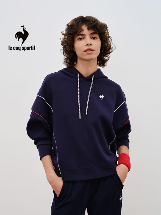 【大都会店】乐卡克 法国公鸡2024春秋季女款落肩袖款时尚休闲运动连帽卫衣 L241WCNA2119 商品图1