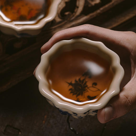 问鼎器度汝窑鹅黄青花宝相杯（山水青松图）（缠枝莲）(写意紫藤)（缺货） 商品图1