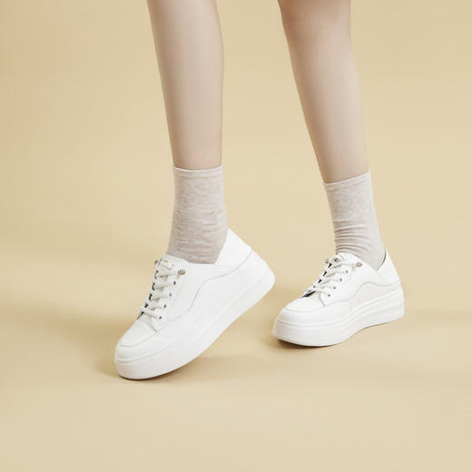 千百度厚底小白鞋秋季时尚休闲鞋增高板鞋女两穿运动鞋A24417704 商品图4