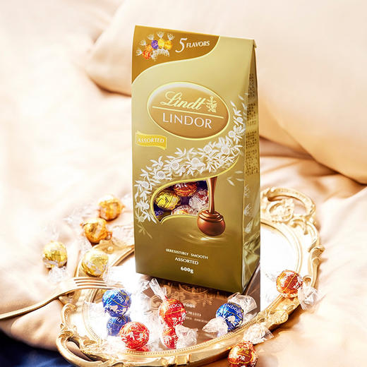 Lindt瑞士莲软心精选巧克力分享装 600克 牛奶 黑巧 榛仁 软心白 软心焦糖口味，难以抗拒的幼滑 软心Lindt/瑞士莲 商品图1