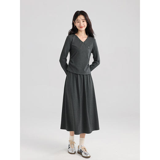 【专属特价】熙世界早秋套装新款通勤知性休闲灰色针织V领上衣半身裙两件套 商品图4