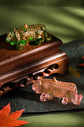 描金琉璃双尾虎冰箱贴