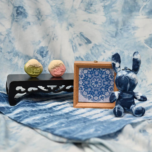 羽诗制造出品 靛蓝万象•浮光扎染兔相框夜灯月饼礼盒套装 商品图0