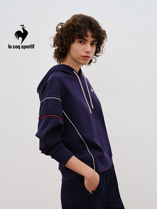 【大都会店】乐卡克 法国公鸡2024春秋季女款落肩袖款时尚休闲运动连帽卫衣 L241WCNA2119 商品图2