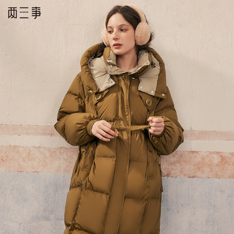 【暖冬内购】两三事冬日来意2024冬季新款时尚拼色抽绳绑带连帽羽绒服外套女