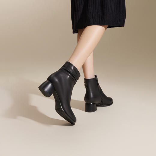 千百度羊皮时装靴女秋冬粗高跟靴瘦瘦靴通勤洋气小短靴A24562901 商品图4