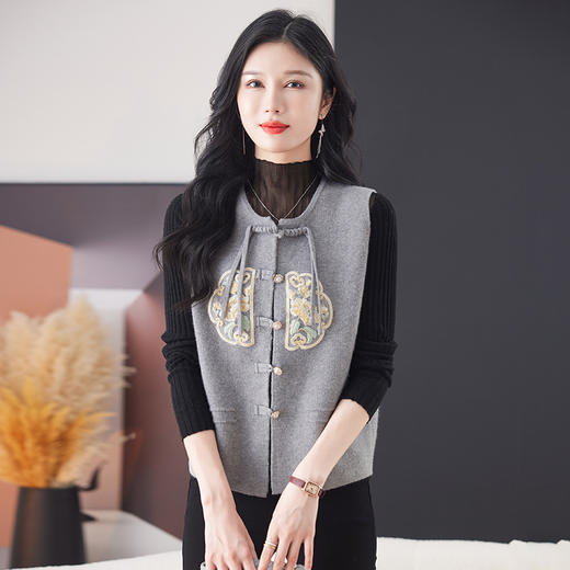 CC-9-6925新中式盘扣刺绣针织马甲开衫女春秋短款宽松无袖外穿毛衣外套上衣 商品图1