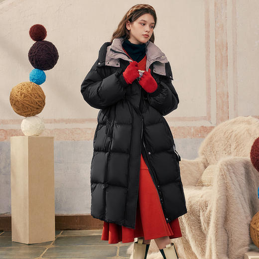 【暖冬内购】两三事冬日来意2024冬季新款时尚拼色抽绳绑带连帽羽绒服外套女 商品图1