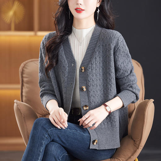 CC-26-8135针织衫开衫女宽松大码休闲红色春秋外搭短款毛衣外套女 商品图1