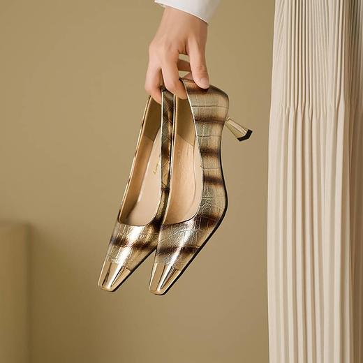 【预售5天】2024新款欧美头层鳄鱼肚头层羊皮性感金属包头气质时尚单鞋QSNX&A663 商品图1