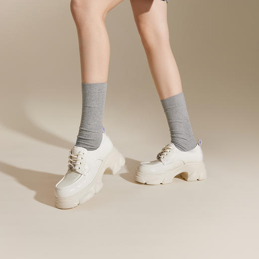 千百度厚底增高JK牛津鞋女秋冬德比鞋小皮鞋漆皮乐福鞋A24480363 商品图4