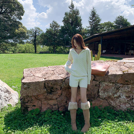 <曾小咸推荐>气质2色翻领宽松毛衣百搭短裤套装 商品图3