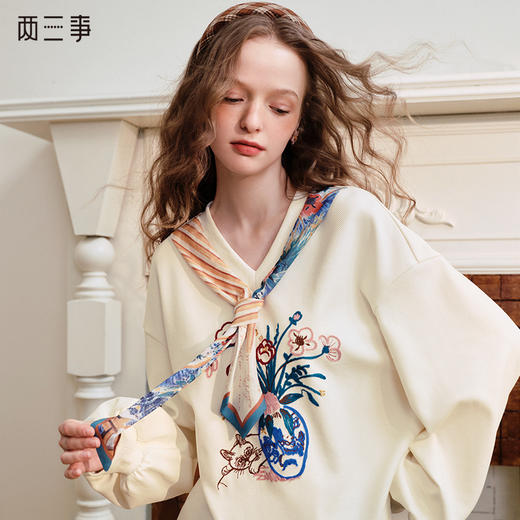 两三事月光奏鸣曲 新款复古毛巾绣印花丝巾绑带v领t恤女宽松S24QT591 商品图0