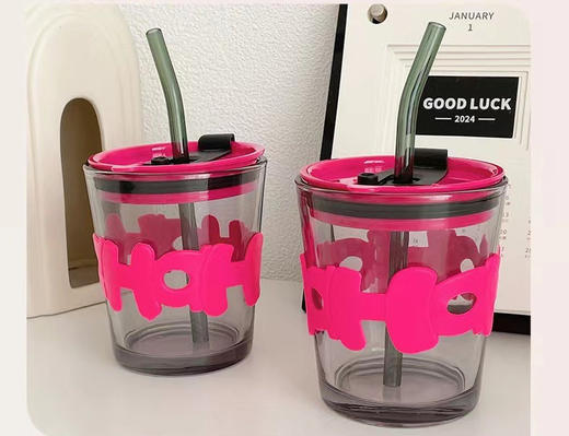 【一盖双饮！时尚字母双饮杯】高颜值水杯ins风便携字母双饮杯简约吸管杯伴手礼玻璃杯，创意字母杯套，隔热防烫，造型精美时尚。ry 商品图5