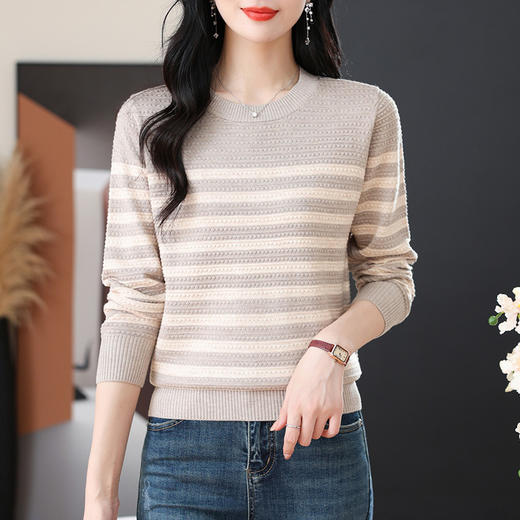 CC-89-21101早秋新款圆领条纹针织打底衫女春秋洋气长袖上衣薄款镂空毛衣 商品图3