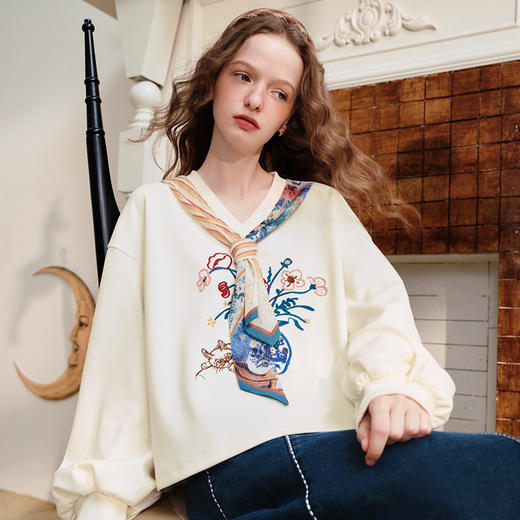 两三事月光奏鸣曲 新款复古毛巾绣印花丝巾绑带v领t恤女宽松S24QT591 商品图1