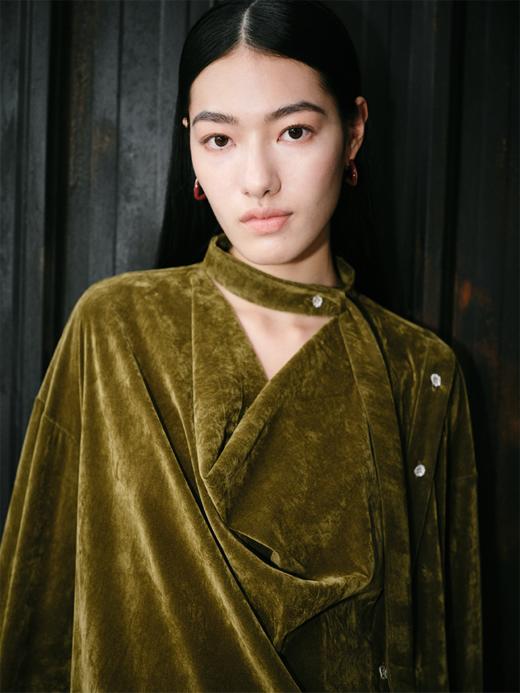LIYIHAN 新中式丝绒不规则衬衫女24秋季新款设计感不规则长袖上衣 商品图2